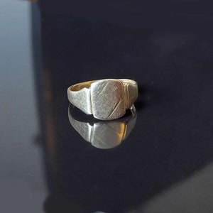 9 Carat solid hallmarked gold signet ring UK I 1/2 USA 4 1/2 Weighs 1.6 g