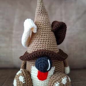 Nain de chien au crochet : chapeau marron, barbe blanche, décoration printanière