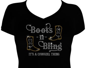 Könnte beinhalten: Schwarzes T-Shirt mit einem Strass-Design, auf dem "Boots - in - Bling" und "It's a Cowgirl Thing" steht.