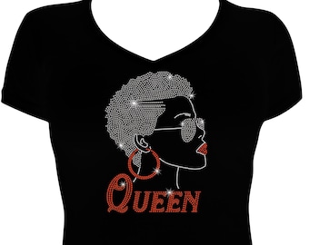 Camisa ajustada con diamantes de imitación para mujer "Chica afro con pelo corto y gafas" Pendientes de aro, Queen