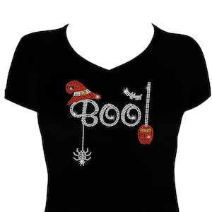 Peut inclure: T-shirt noir avec un motif en strass qui dit "Boo!" avec un chapeau de sorci&egrave;re, un balai et une araign&eacute;e.