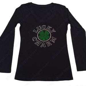Puede incluir: Camiseta negra de manga larga con un tr&eacute;bol de cuatro hojas verde brillante y el texto "Lucky Charm".