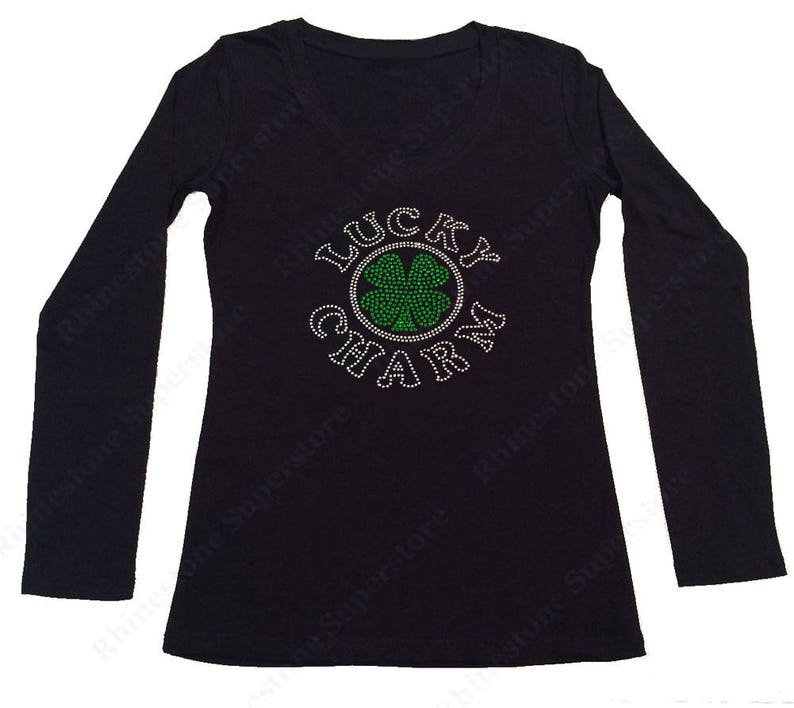 Puede incluir: Camiseta negra de manga larga con un tr&eacute;bol de cuatro hojas verde brillante y el texto "Lucky Charm".