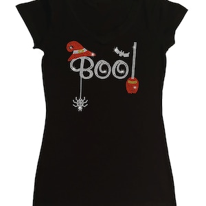Peut inclure: T-shirt noir avec un motif en strass qui dit "BOO!" avec un chapeau de sorci&egrave;re, une chauve-souris, une araign&eacute;e et un balai.