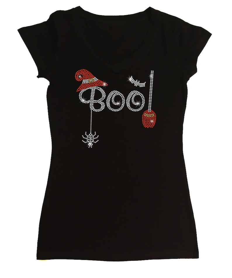 Peut inclure: T-shirt noir avec un motif en strass qui dit "BOO!" avec un chapeau de sorci&egrave;re, une chauve-souris, une araign&eacute;e et un balai.