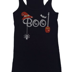 Peut inclure: Top noir &agrave; bretelles avec un motif en strass qui dit "Boo!" avec un chapeau de sorci&egrave;re, une chauve-souris et un balai.