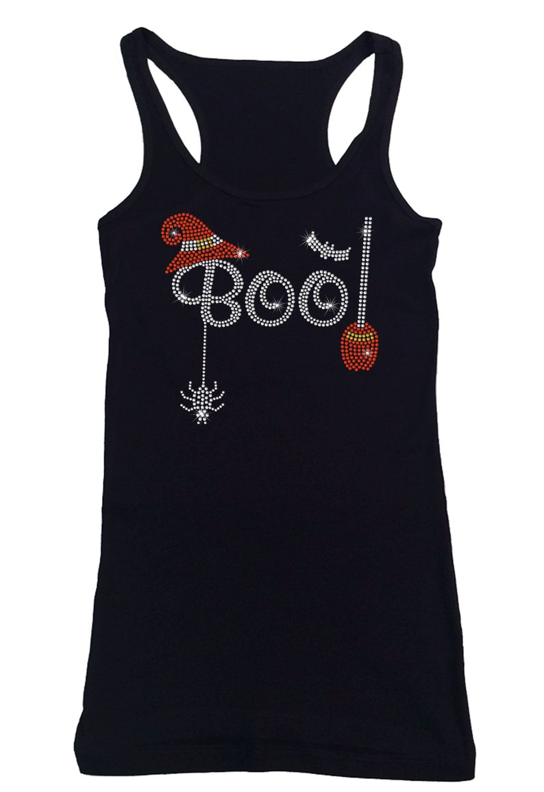 Peut inclure: Top noir &agrave; bretelles avec un motif en strass qui dit "Boo!" avec un chapeau de sorci&egrave;re, une chauve-souris et un balai.