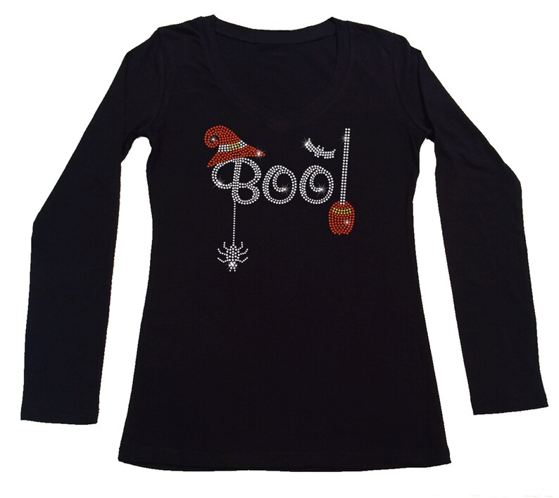 Peut inclure: T-shirt &agrave; manches longues noire avec un motif en strass repr&eacute;sentant un chapeau de sorci&egrave;re, un balai, une araign&eacute;e et le mot "BOO!"