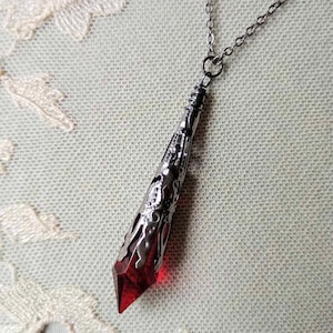 Gotische vampierketting met puntige hanger, rood en brons aan een ketting van 18 inch, verpakt klaar om cadeau te doen