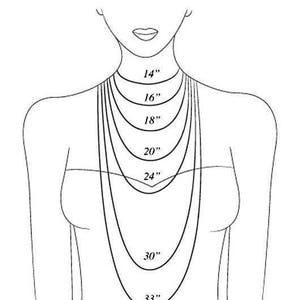Pu&ograve; includere: Un disegno a linea di una persona che indossa collane di diverse lunghezze, mostrando come apparirebbero su una persona. Le lunghezze sono etichettate in pollici: 14", 16", 18", 20", 24", 30" e 33".