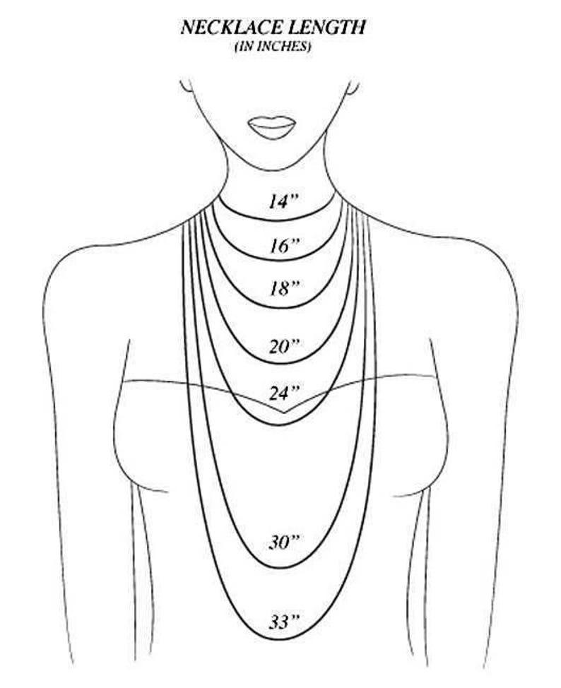 Pu&ograve; includere: Un disegno a linea di una persona che indossa collane di diverse lunghezze, mostrando come apparirebbero su una persona. Le lunghezze sono etichettate in pollici: 14", 16", 18", 20", 24", 30" e 33".