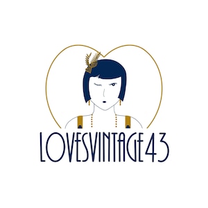 K&ouml;nnte beinhalten: Ein Logo f&uuml;r ein Vintage-Bekleidungsgesch&auml;ft namens "Lovesvintage43". Das Logo zeigt eine stilisierte Illustration einer Frau mit einem Flapper-Haarband und einer Perlenkette vor einem goldenen Herz.