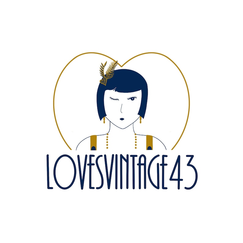 K&ouml;nnte beinhalten: Ein Logo f&uuml;r ein Vintage-Bekleidungsgesch&auml;ft namens "Lovesvintage43". Das Logo zeigt eine stilisierte Illustration einer Frau mit einem Flapper-Haarband und einer Perlenkette vor einem goldenen Herz.