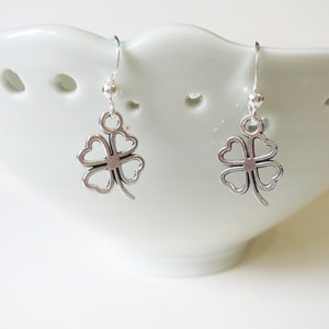 Vier Herz Blatt Klee Ohrringe, Good Luck Geschenke unter 10, handgemachte Glücksbringer Schmuck