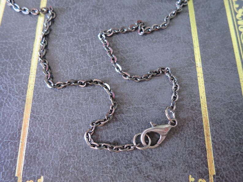 Pu&ograve; includere: Una collana a catena d'argento con chiusura a moschettone.
