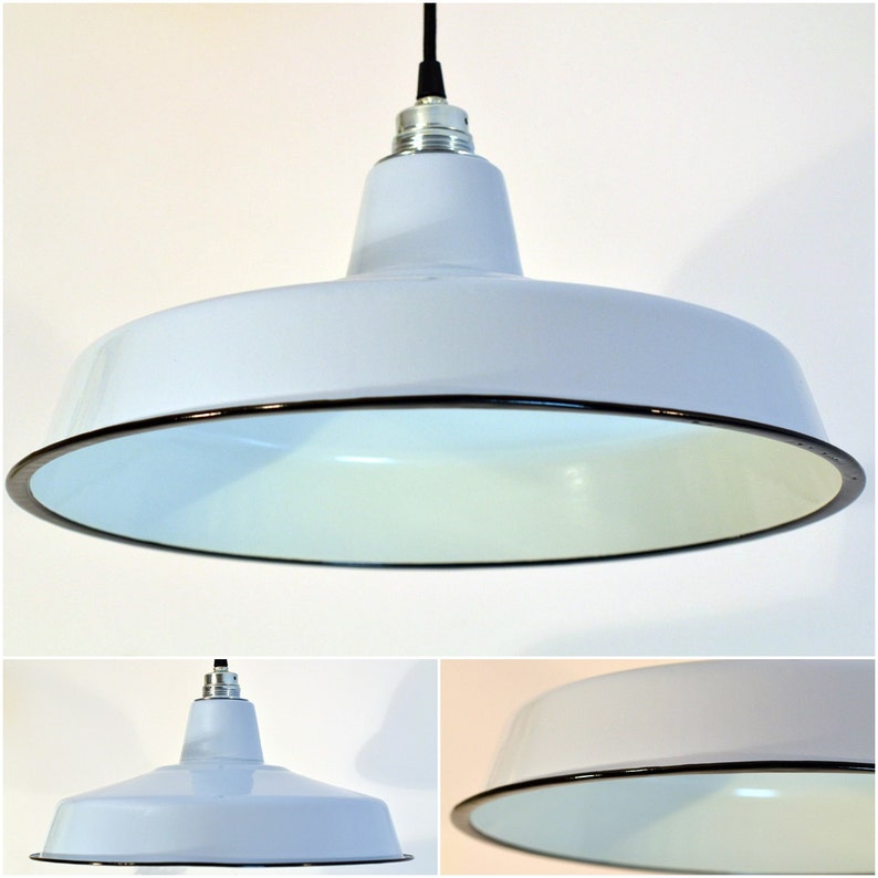 Op de afbeelding: Een witte emaille hanglamp met een zwart snoer en een zwarte rand rond de rand. De lamp hangt aan het plafond.