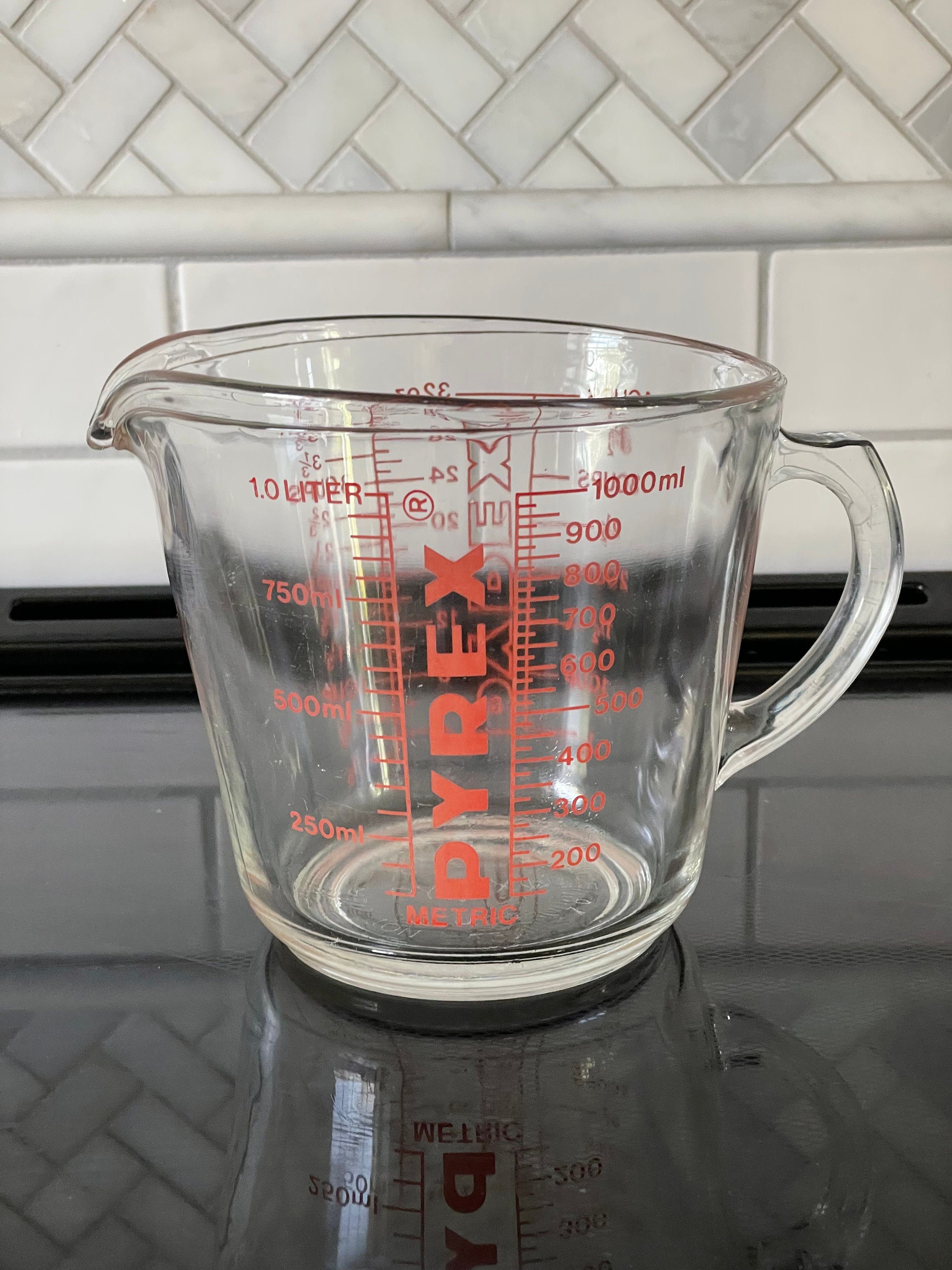 VTG. PYREX - 2 CUP 1 PT 16 OZ 500 ML - GLASS MEASURING CUP RED