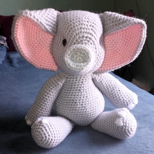 Zabawka Amigurumi w kształcie słonia wykonana na szydełku
