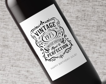 Puede incluir: Una etiqueta de botella de vino blanca con texto negro que dice "Vintage 1975 Original Quality Limited Edition Aged to Perfection Happy Birthday Julie!"