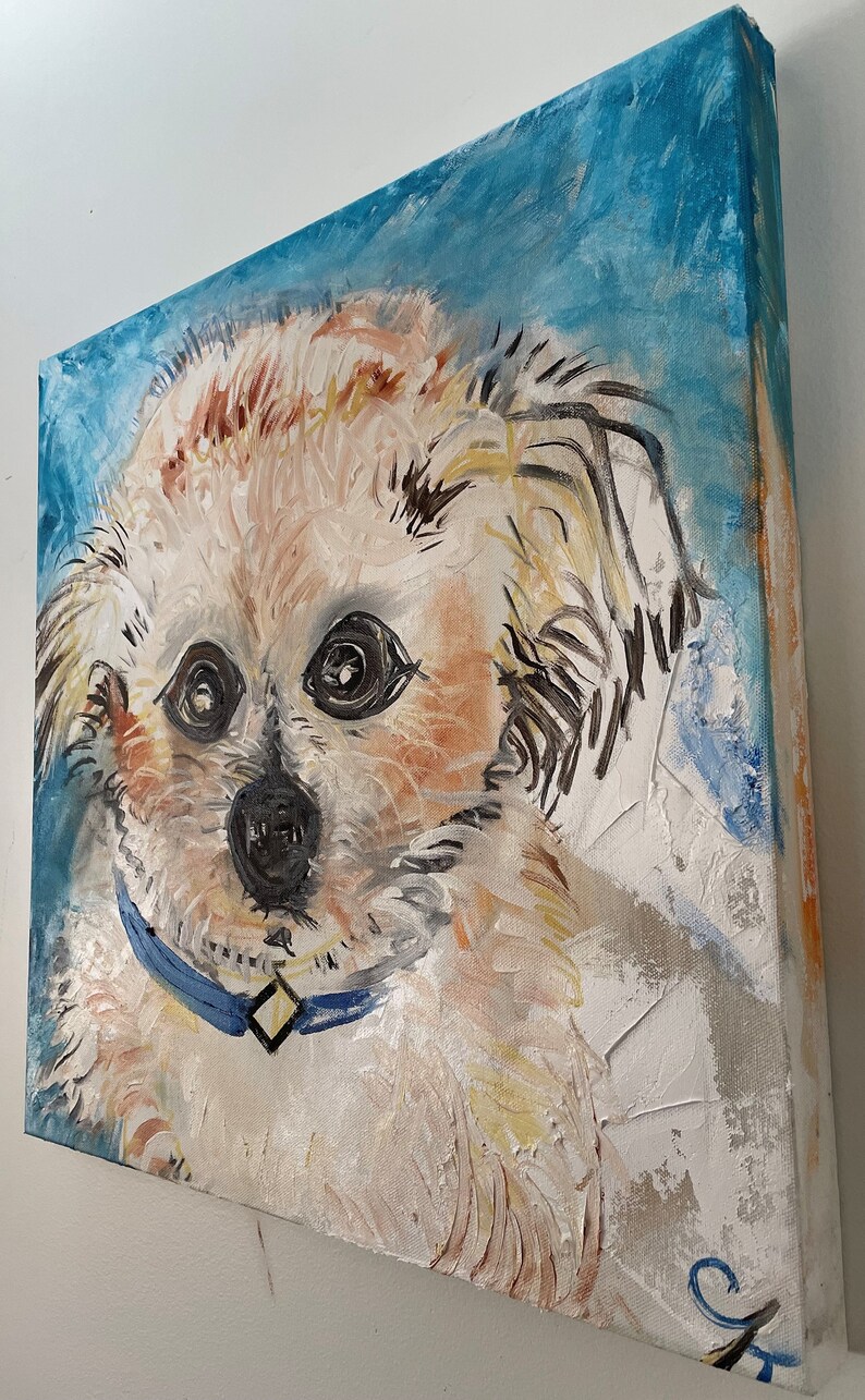 Puede incluir: Una pintura de un perro peque&ntilde;o, blanco con pelo marr&oacute;n y negro. El perro lleva un collar azul con una hebilla en forma de diamante. El fondo es un dise&ntilde;o abstracto azul claro y blanco.