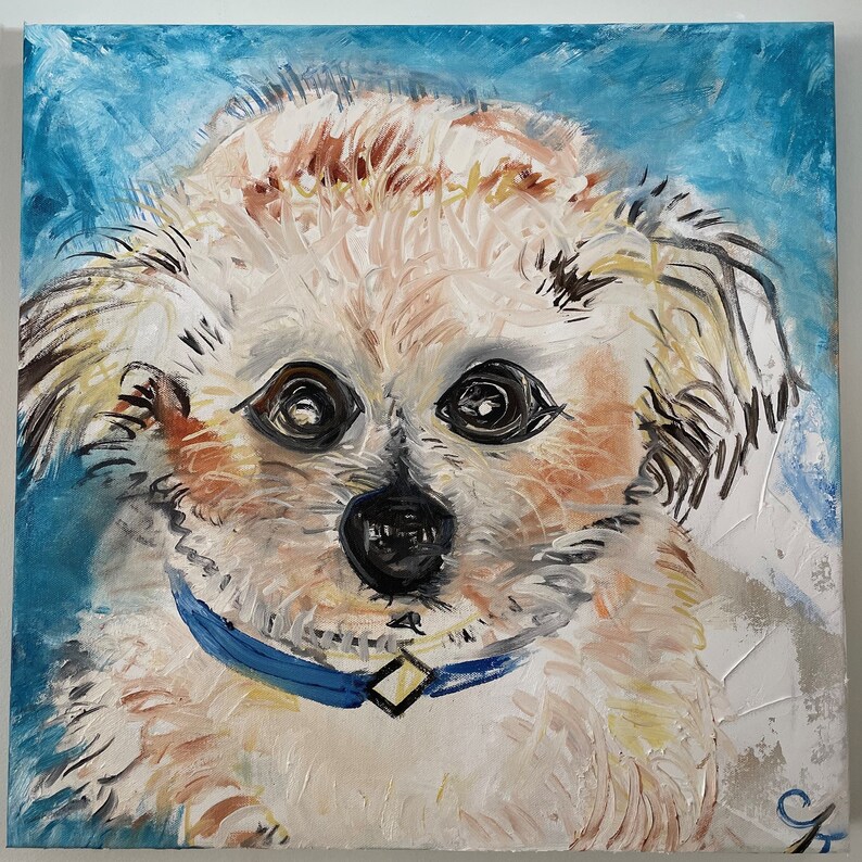 Puede incluir: Una pintura de un perro peque&ntilde;o, blanco con manchas marrones y negras. El perro lleva un collar azul con una hebilla en forma de diamante. El fondo es de color azul claro.