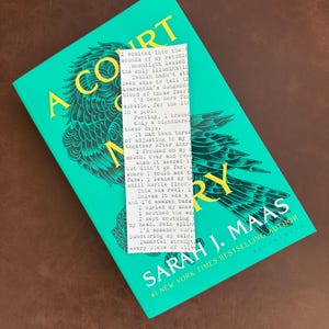 Marcapáginas de Una corte de niebla y furia escrito a máquina - ACOTAR - Capítulo uno - ¡Con licencia oficial! - Sarah J. Maas