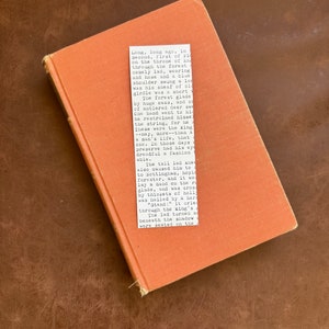 Puede incluir: Un primer plano de una página de un libro con texto sobre un joven en un bosque. El texto dice: "Hace mucho, mucho tiempo, en Second, primero de Pl en el trono de Eng a través del bosque. un joven apuesto, que lleva y pantalones y un azul su hombro balanceaba un largo era su haz de cla su cinturón era un corto El claro del bosque por enormes robles, y de de ciervos con cuernos swe Una mano fue a su se contuvo a sí mismo la cuerda, porque él era Estos eran el rey -no, más - que un una vida de hombre, que el uno. En aquellos días preservar tenía su ojo terrible una moda capaz."