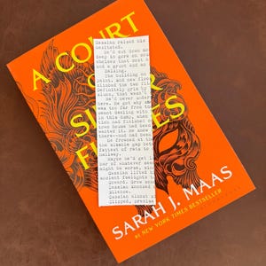 Um marcador de livro Court of Silver Flames digitado em máquina de escrever - ACOTAR - Capítulo Um - Oficialmente licenciado! - Sarah J. Maas
