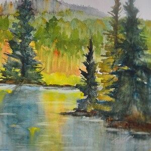 Puede incluir: Pintura acuarela de una escena de lago con tres pinos en primer plano y un bosque en el fondo. El agua es de color azul claro con reflejos amarillos. Los &aacute;rboles son de color verde oscuro y el bosque es una mezcla de verde y amarillo.
