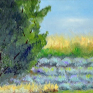 Puede incluir: Una pintura de un paisaje con un &aacute;rbol verde en primer plano y un campo de flores moradas en el fondo. El cielo es azul y hay nubes en la distancia.