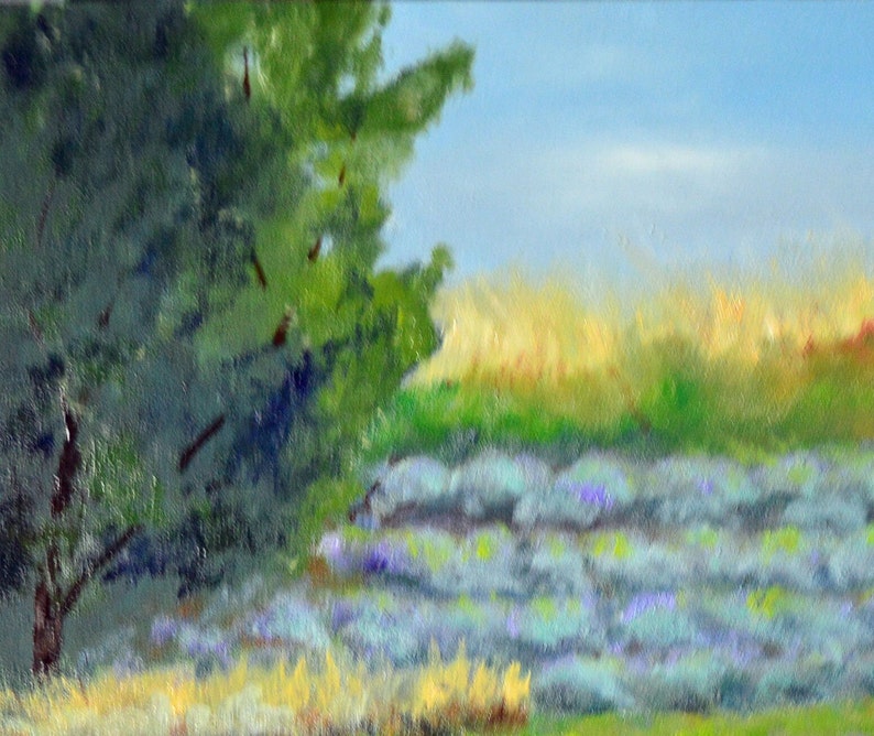 Puede incluir: Una pintura de un paisaje con un &aacute;rbol verde en primer plano y un campo de flores moradas en el fondo. El cielo es azul y hay nubes en la distancia.