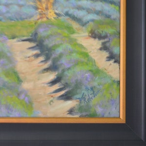 Puede incluir: Una pintura de un campo de lavanda con un camino de tierra que serpentea a trav&eacute;s de &eacute;l. La lavanda est&aacute; en flor y los colores son suaves y apagados. La firma del artista, "Robinson", es visible en la esquina inferior derecha.