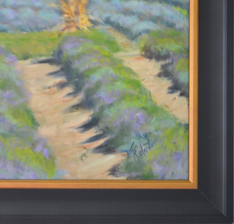 Puede incluir: Una pintura de un campo de lavanda con un camino de tierra que serpentea a trav&eacute;s de &eacute;l. La lavanda est&aacute; en flor y los colores son suaves y apagados. La firma del artista, "Robinson", es visible en la esquina inferior derecha.