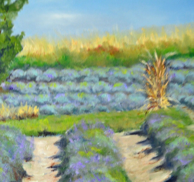 Puede incluir: Una pintura de un campo de lavanda con un camino de tierra que atraviesa el centro. El campo es de un morado vibrante con hierba verde y algunos &aacute;rboles en el fondo.