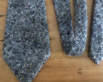 Cravatta Lussuosa In Tweed Nero Donegal – King & Priory, Uomo - Foto 3