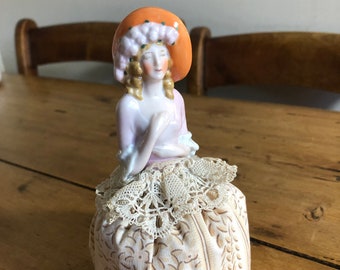 Poupée ancienne demi-figure porcelaine robe dentelle + éclai