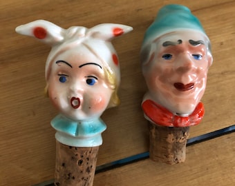 Dos vertedores de botellas con tapón de corcho y cabeza de cerámica de porcelana alemana vintage