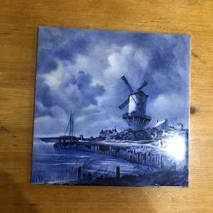 Azulejo de pared azul y blanco pintado a mano con escena de molino de viento holandés de Delft Blauw