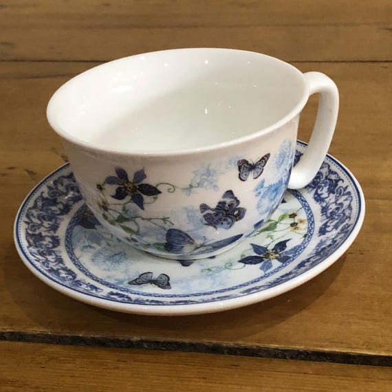 美しいレオナルド コレクションの青と白の蝶と花の模様のカップ アンド 