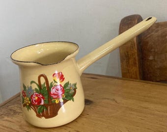 Piccola caffettiera turca vintage con manico lungo e decorazione floreale in smalto, versatore