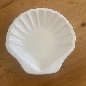 Portasapone a forma di conchiglia bianca Honiton