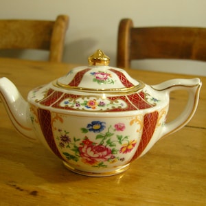 Vintage Sadler Versailles Teapot