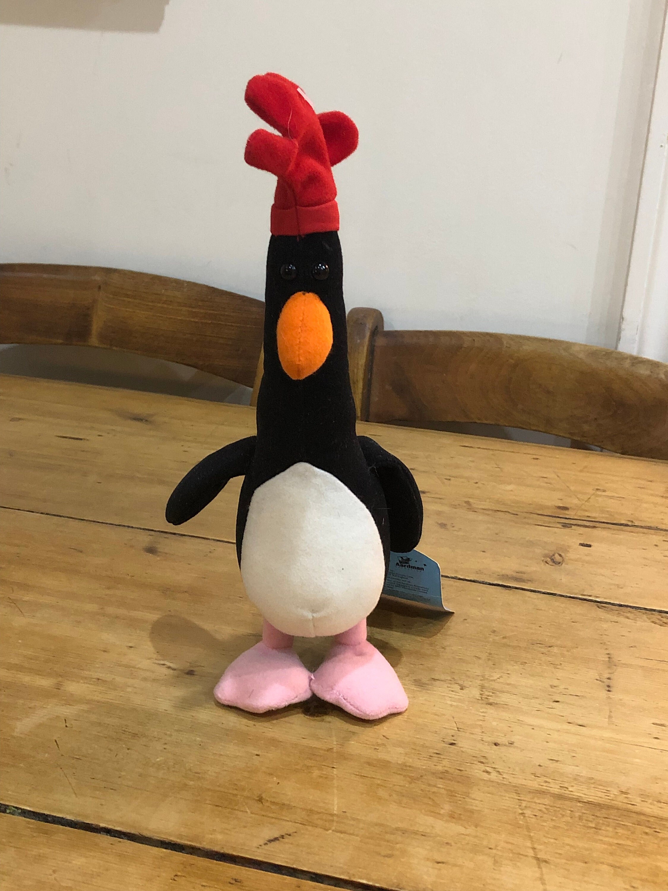 I made my Feathers McGraw his own tiny Feathers McGraw : r/Amigurumi