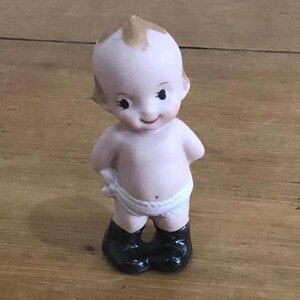 Bisque Kewpie-babypop in luier en beeldje zwarte laarzen