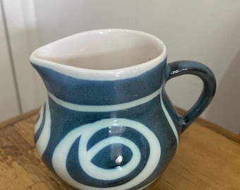 Jarra/cremera de cerámica vintage de Brixham, azul/gris y blanca.