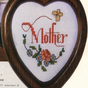 Boîtes de souvenirs à l&#39;ancienne et pièce encadrée du modèle Cross Stitch and Country Crafts Magazine et instructions