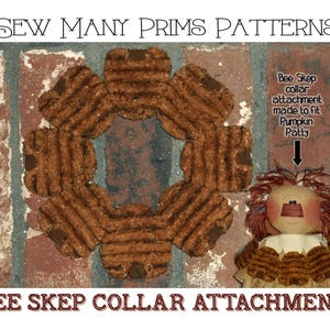 Op de afbeelding: Een bruin stoffen bijenkorf kraagbevestigingspatroon voor een pop. Het patroon bestaat uit acht stukken die aan elkaar worden genaaid om een cirkel te vormen. De tekst "Bee Skep collar attachment made to fit Pumpkin Patty" staat op de afbeelding.