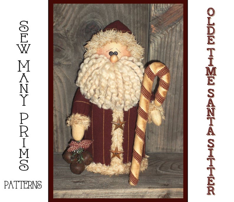 K&ouml;nnte beinhalten: Eine handgemachte, vintage-artige Weihnachtsmannpuppe mit wei&szlig;em Bart und einem rot-gold gestreiften Zuckerstangen. Die Puppe sitzt auf einer Holzoberfl&auml;che und tr&auml;gt einen rot-gold gestreiften Mantel. Der Text "OLDE TIME SANTA SITTER" ist auf der rechten Seite des Bildes sichtbar.