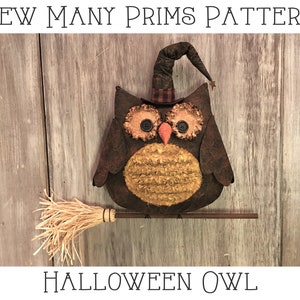 Könnte beinhalten: Eine braune und orangefarbene Halloween-Eule mit einem Hexenhut und einem Besen. Die Eule sitzt auf einer Holzoberfläche. "SEW MANY PRIMS PATTERNS HALLOWEEN OWL" steht in schwarzer Schrift oben und unten im Bild.