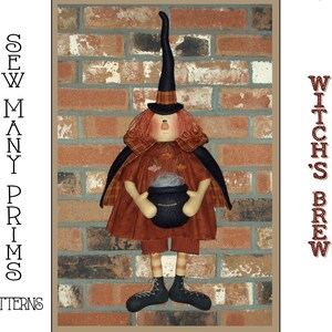 以下が含まれることがあります： 黒い帽子と赤いドレスを着た手作り魔女の人形が、黒い釜を持っています。人形はレンガの壁の前に立っています。画像の右側に赤い文字で「Witch's Brew」と書かれています。